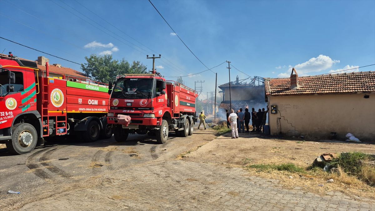 Banaz'da çıkan ev yangını söndürüldü