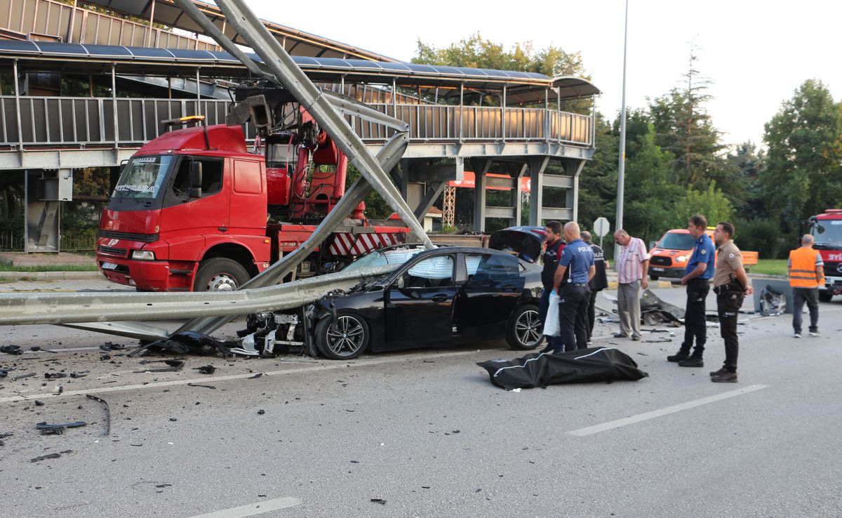 Isparta'da Feci Kaza: Otomobil İkiye Bölündü, Sürücü Hayatını Kaybetti