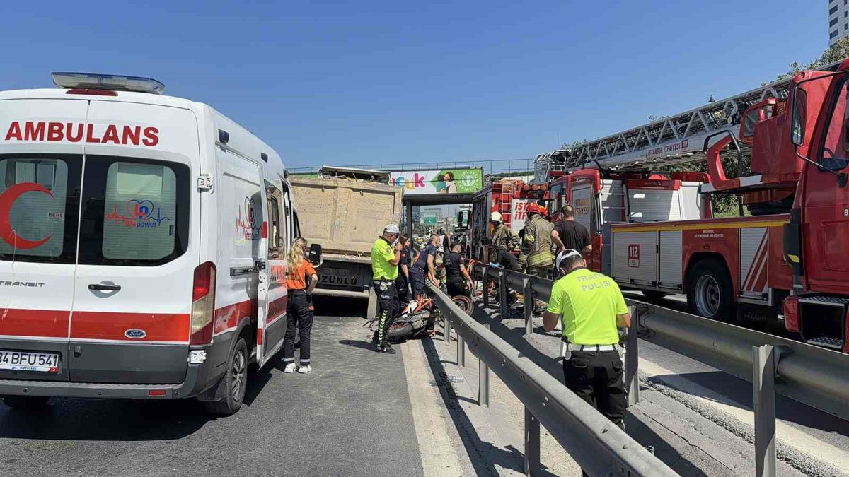 Basın Ekspres'te feci kaza: Motosiklet sürücüsü kamyonun altında can verdi