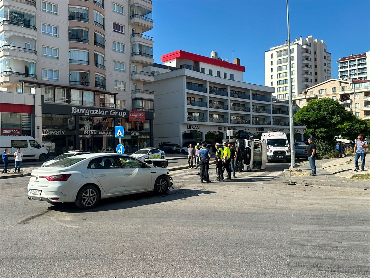 Pursaklar’da Minibüs-Otomobil Çarpıştı: 3 Yaralı