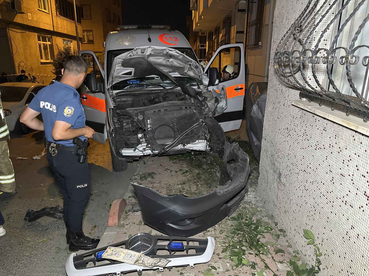 Bayrampaşa'da Ambulans ile Otomobil Çarpıştı: 3 Sağlık Görevlisi Yaralandı