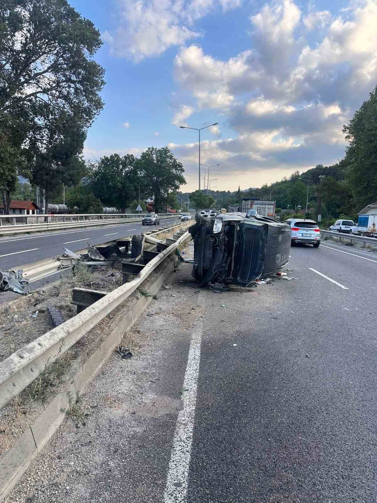 Bilecik'te Kontrolden Çıkan Otomobil Bariyerlere Çarptı: 3 Yaralı