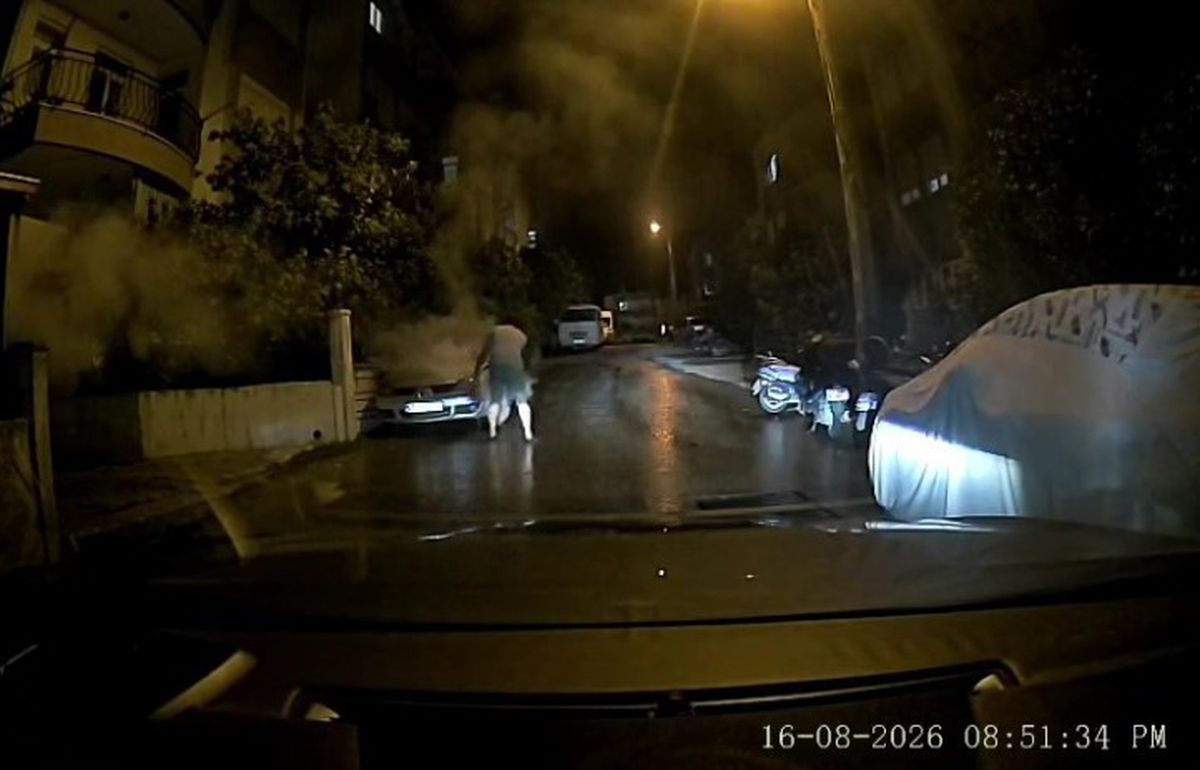 Paramedik aracı yanmaktan kurtardı