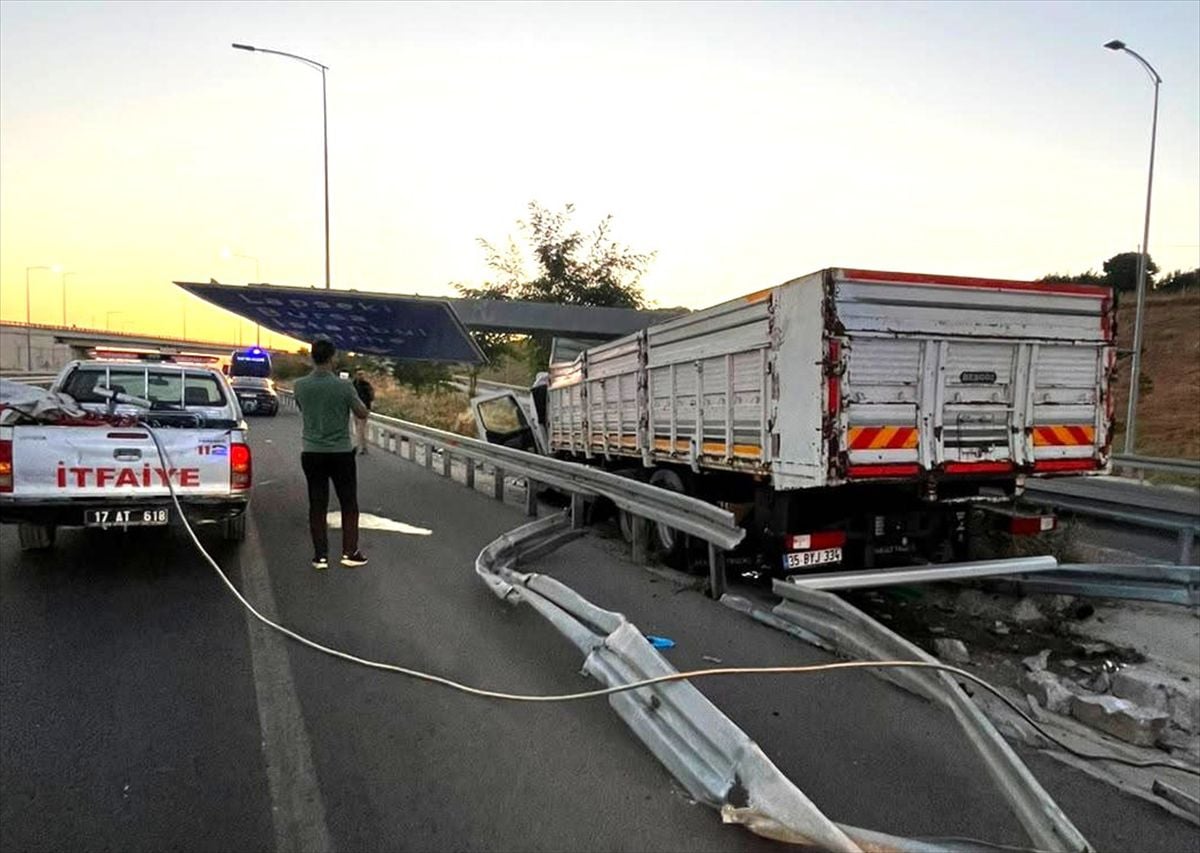 Lapseki'de kamyon bariyere çarptı: 2 ölü