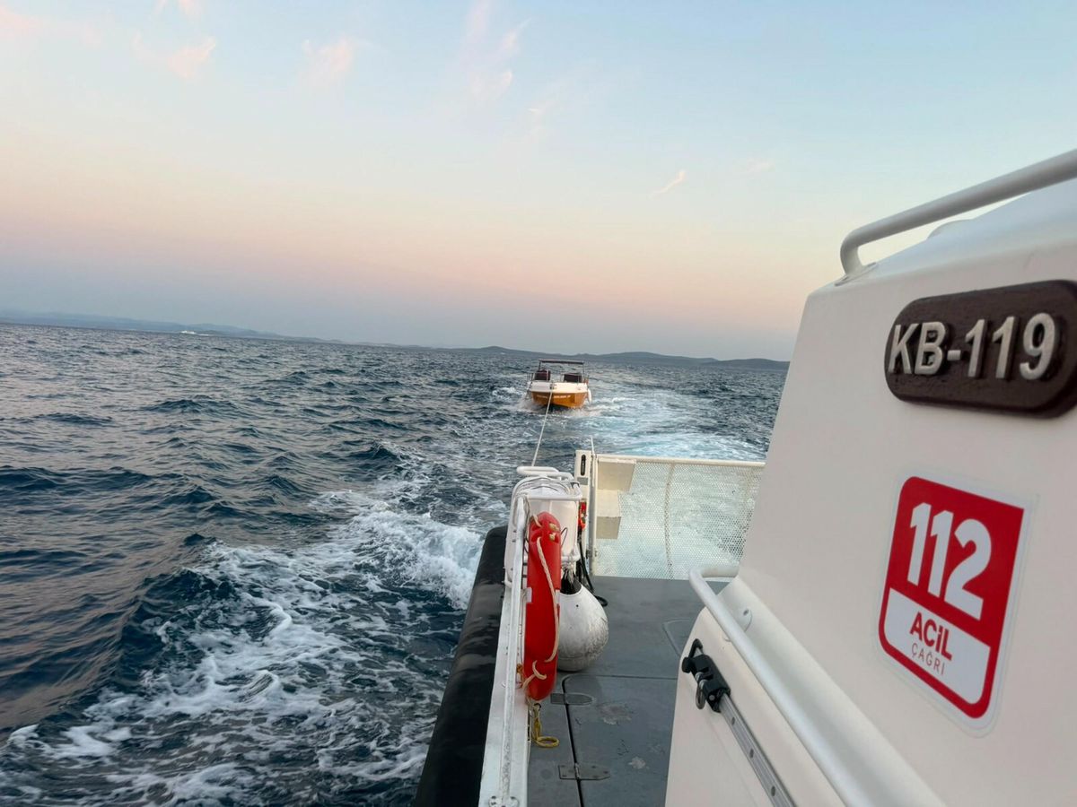 Ayvacık'ta Makine Arızası Yapan Tekne Sahil Güvenlik Tarafından Kurtarıldı