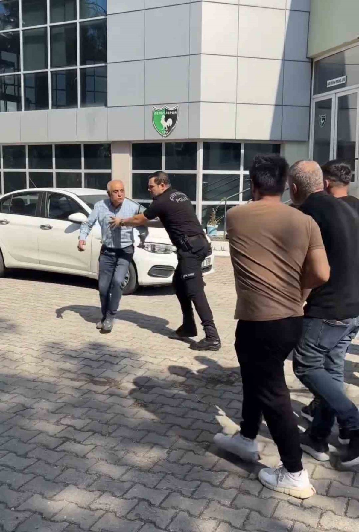 Denizlispor ligden düşüyor, taraftar ile başkan arasında gerginlik