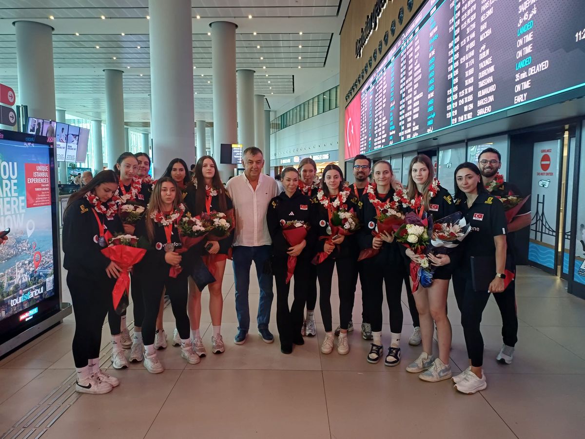 U17 Kız Voleybol Milli Takımı'na İstanbul'da coşkulu karşılama