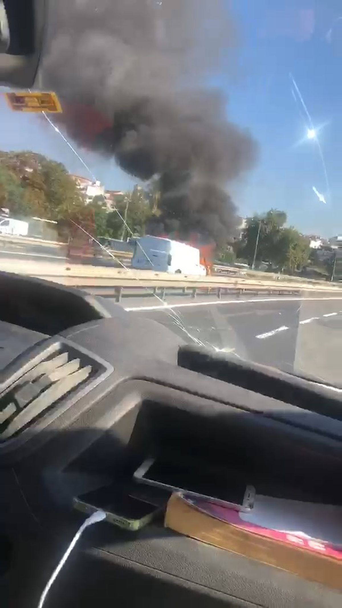 Fatih’te araç yangını: Yol trafiğe kapatıldı