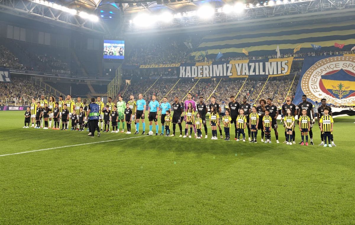 Fenerbahçe Lyon Maçı: Tribünlerden Tarihi Koreografi