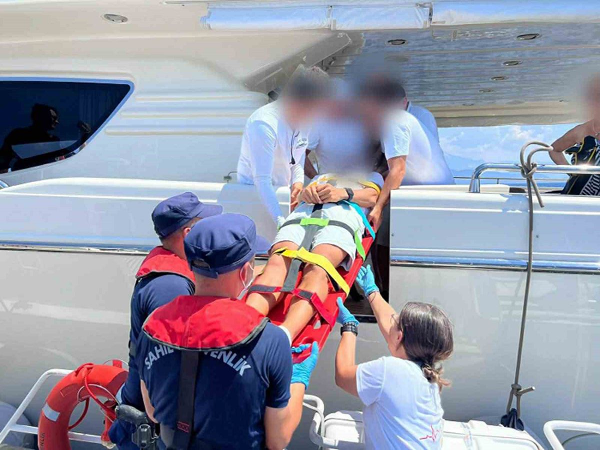 Fethiye'de Özel Teknede Yaralanan Vatandaşın Denizden Tahliyesi