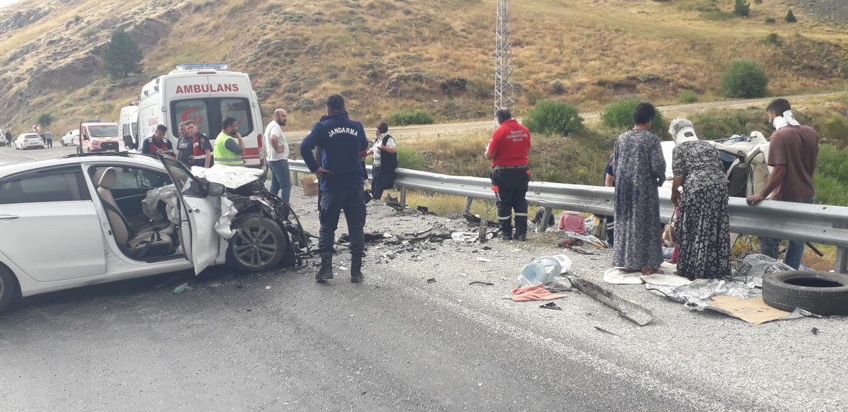 Sivas'ta Fındık İşçilerini Taşıyan Minibüs ile Otomobil Çarpıştı: 11 Yaralı