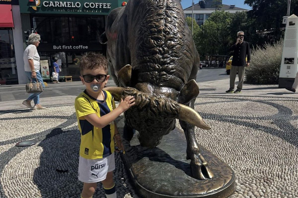 Forması çıkartılan minik Fenerbahçe taraftarı Kadıköy'de! Verdiği poza beğeni yağıyor