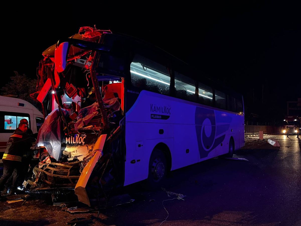 Nurdağı'nda Otobüs Tıra Çarptı: 2 Ölü, 17 Yaralı