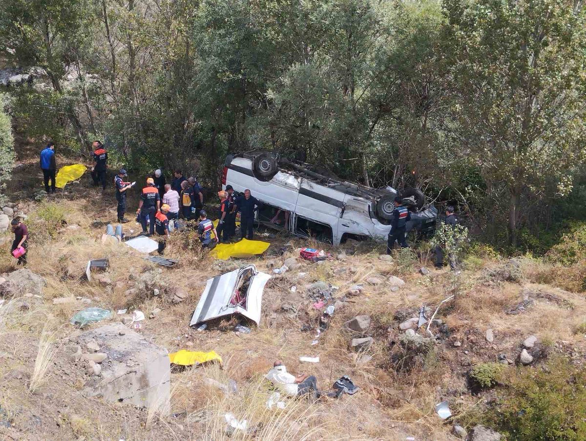 Suşehri'nde Minibüs Şarampole Uçtu: 4 Ölü, 10 Yaralı
