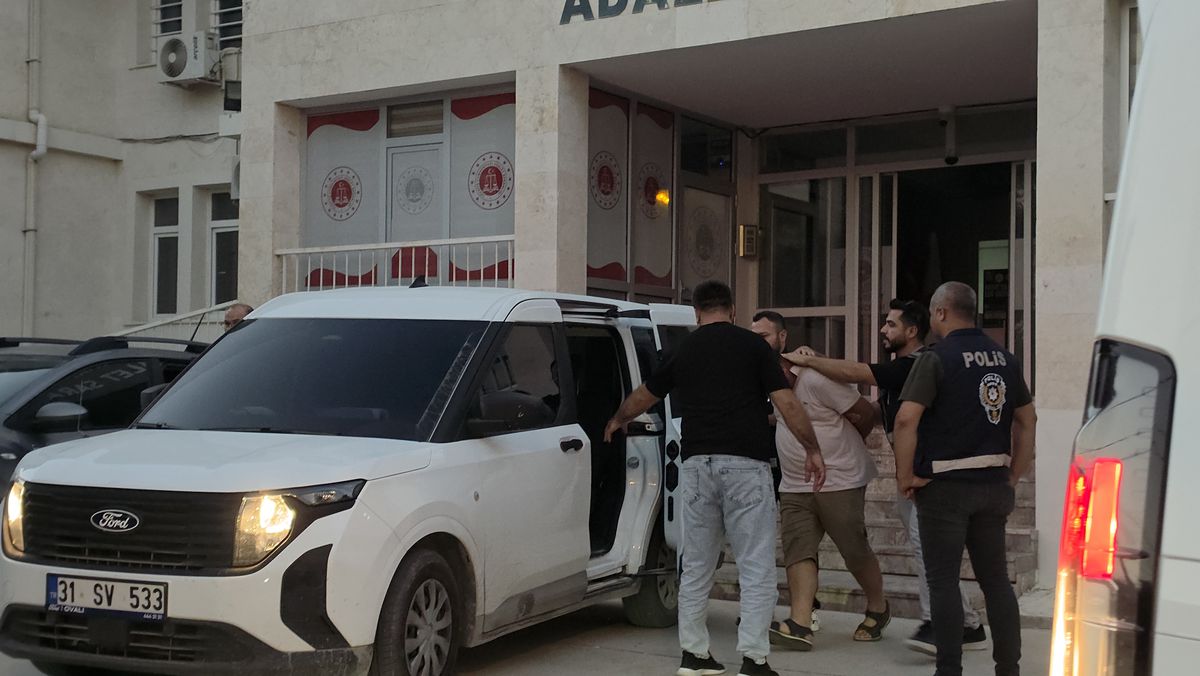 Samandağ'da 16 Yaşındaki Çocuğu Silahla Alıkoyan 2 Şüpheli Tutuklandı