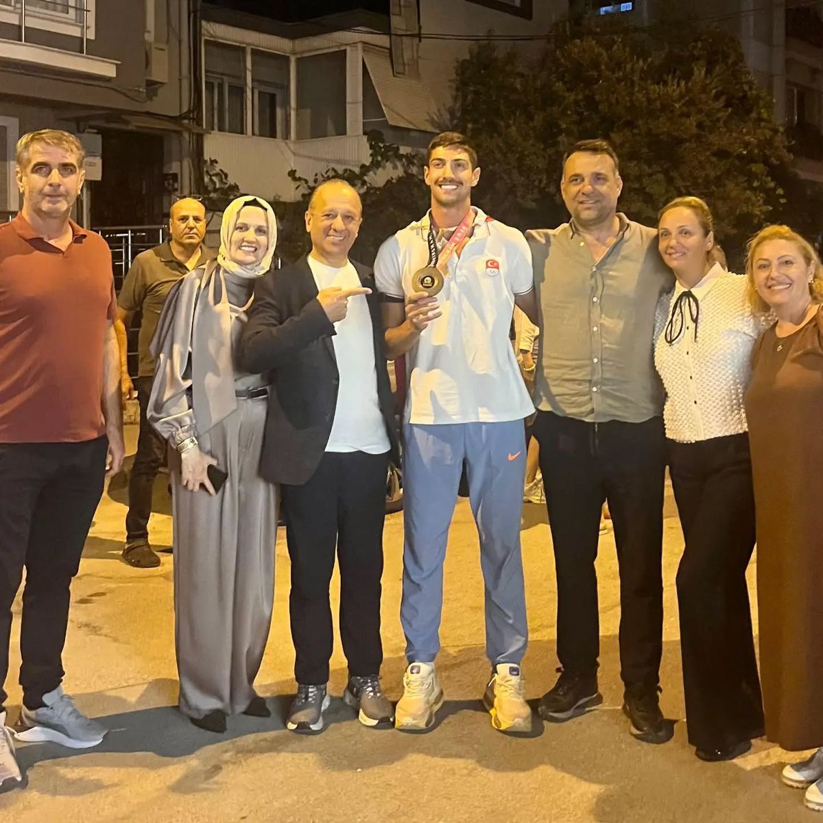 İzmirli Milli Atlet İsmail Nezir'e Coşkulu Karşılama