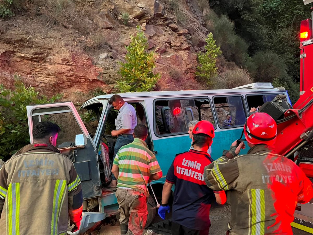 Tire'de tarım işçisi minibüsü kazası: 1 ölü, 8 yaralı