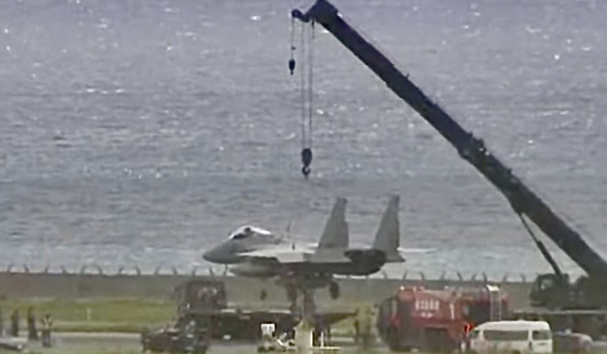 Japonya'da F-15 acil inişte pistte yan yattı