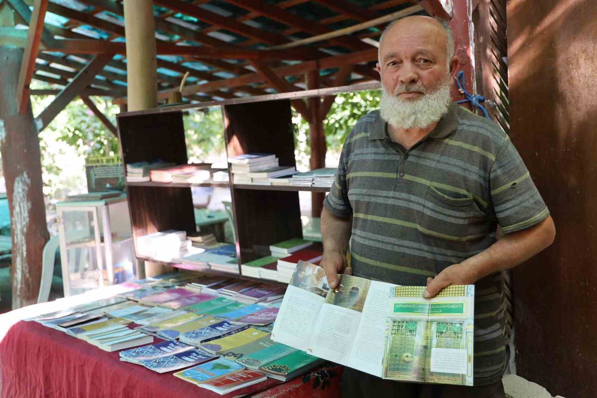 Kapadokya'daki 2 metrekarelik kütüphane: 30 yıldır turistlere İslam'ı anlatıyor