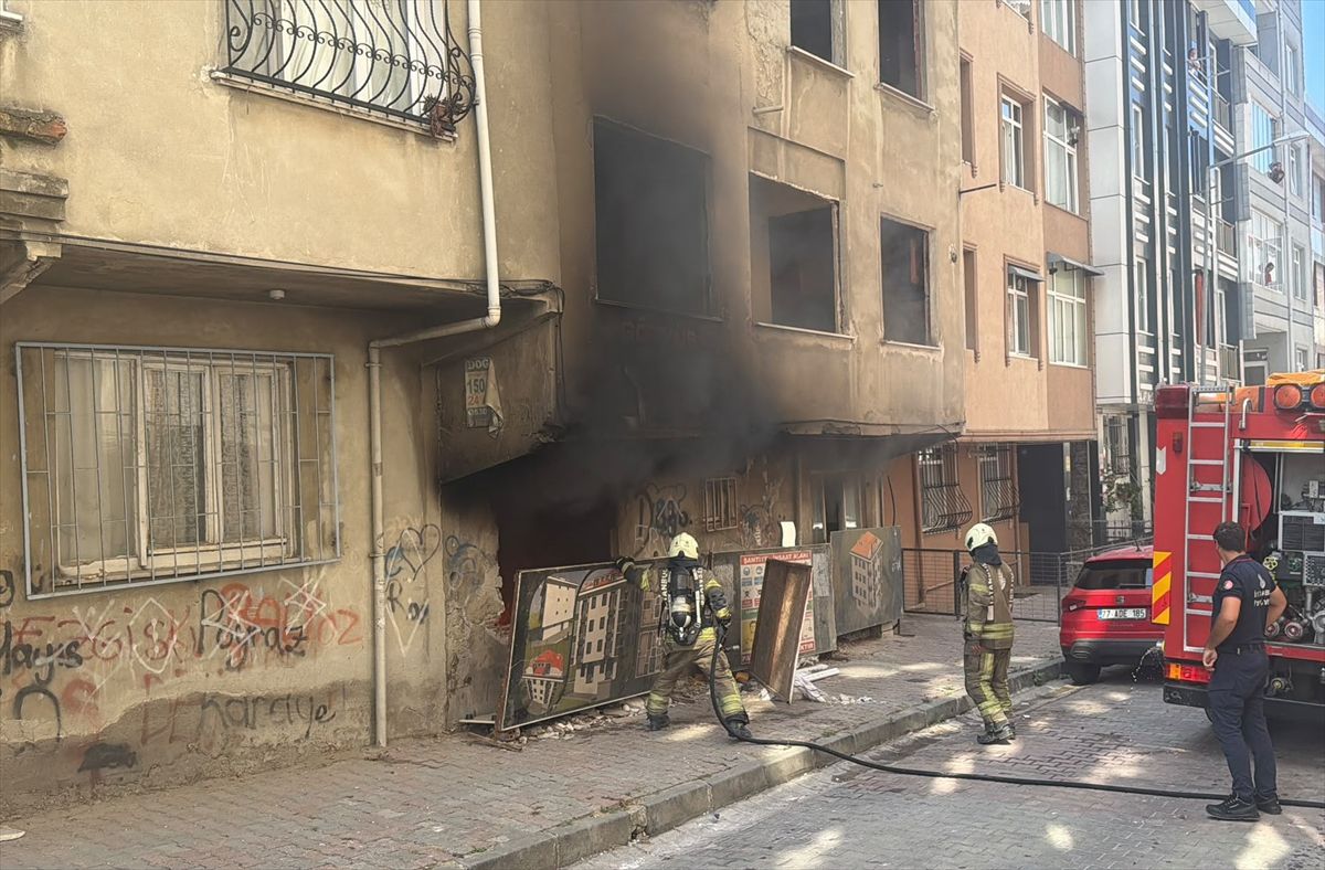 Küçükçekmece'de Metruk Binada Yangın