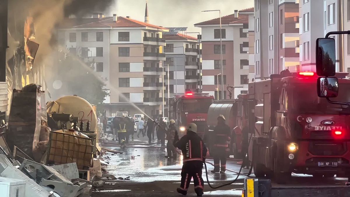 Malatya’da deprem konutları şantiyesinde yangın: 180 konteyner kullanılamaz hale geldi
