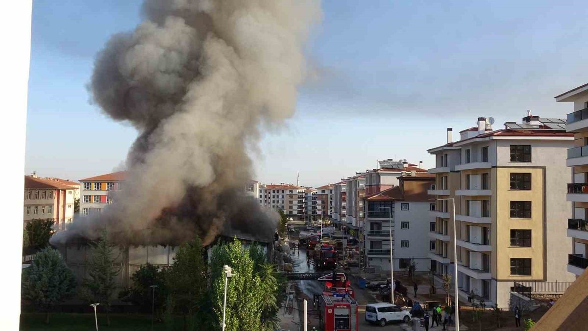 Malatya'da Şantiyede Yangın: Prefabrik Yatakhane Kullanılamaz Hale Geldi