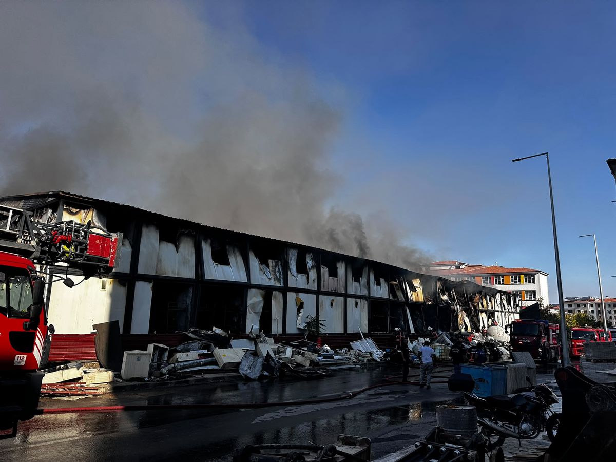 Malatya'da Konteyner Yangını: 180 Konteyner Kullanılamaz Hale Geldi