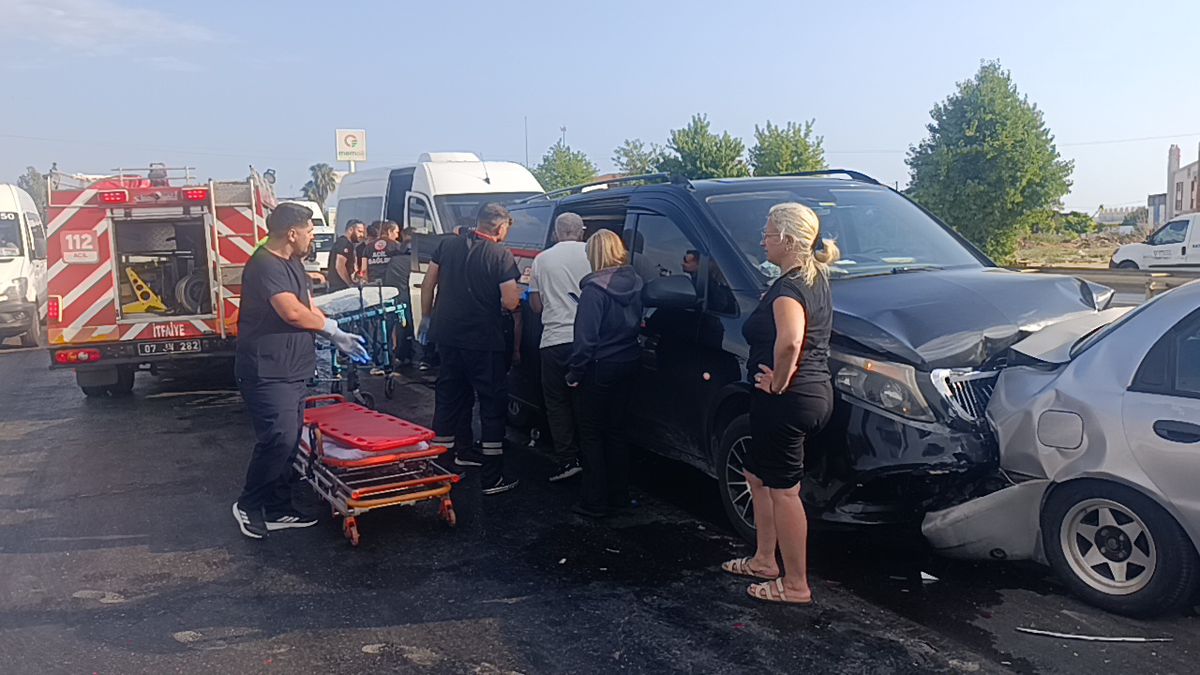 Manavgat'ta zincirleme kaza: 17 kişi yaralandı