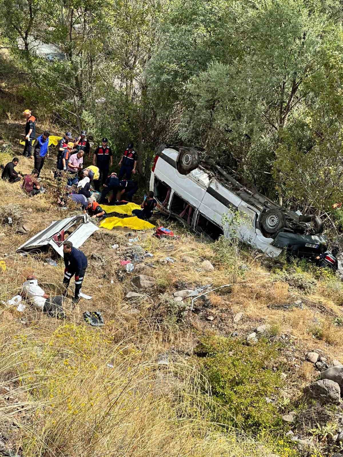 Sivas'ta Minibüs Şarampole Uçtu: 10 Yaralı