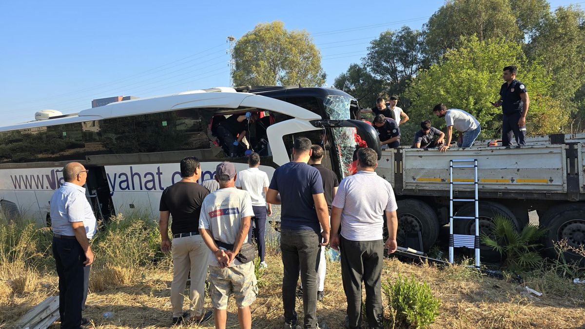 Milas’ta tur otobüsü tıra çarptı: 2 ölü, 8 yaralı