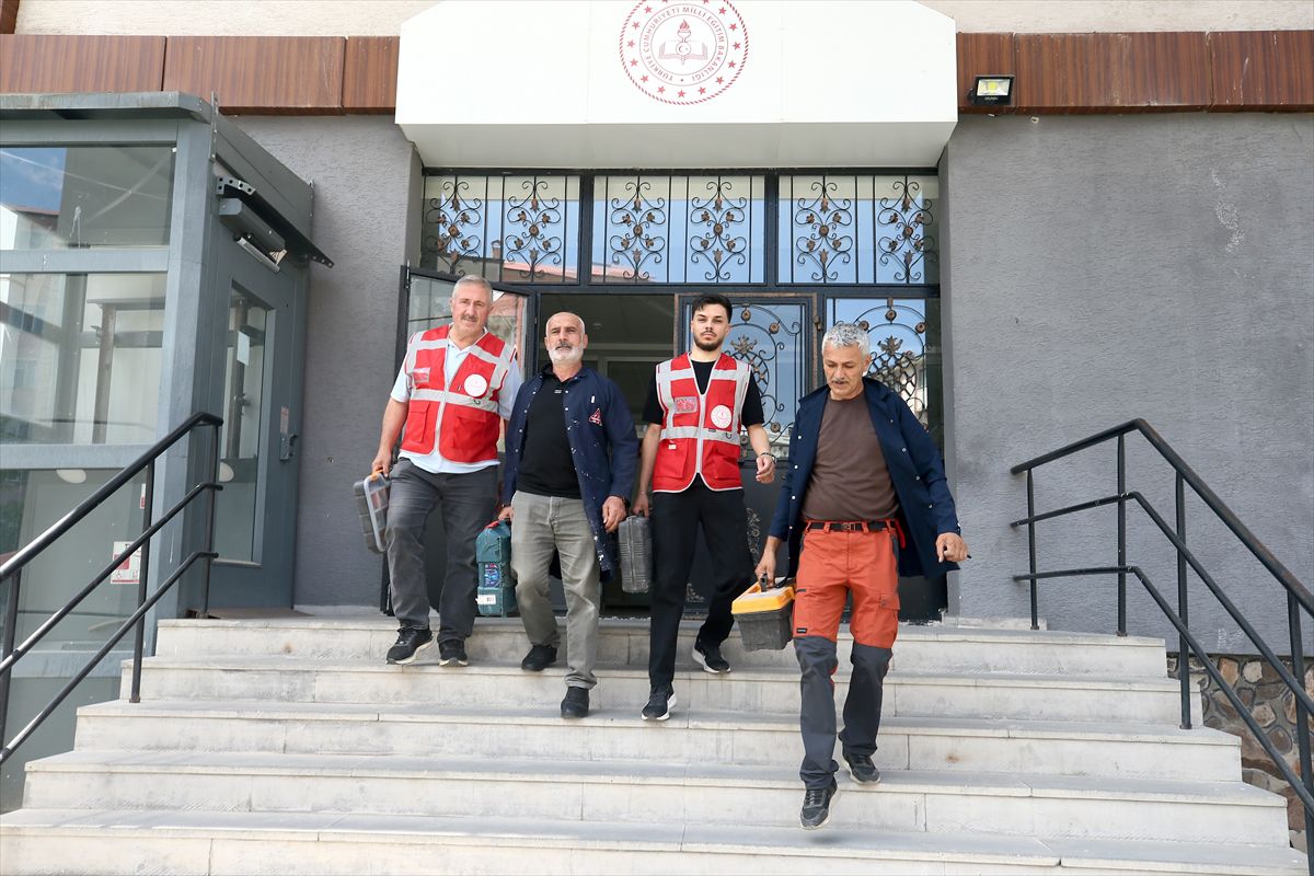 Muş'ta Mobil Onarım Ekibi 72 Okulu Yeniledi