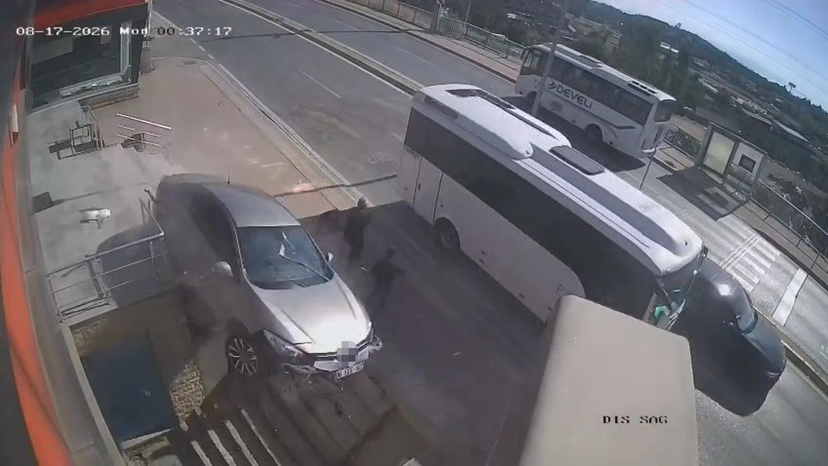 Kocaeli'de Otomobil Merdiven Boşluğuna Uçtu: 2 Kişi Son Anda Kurtuldu