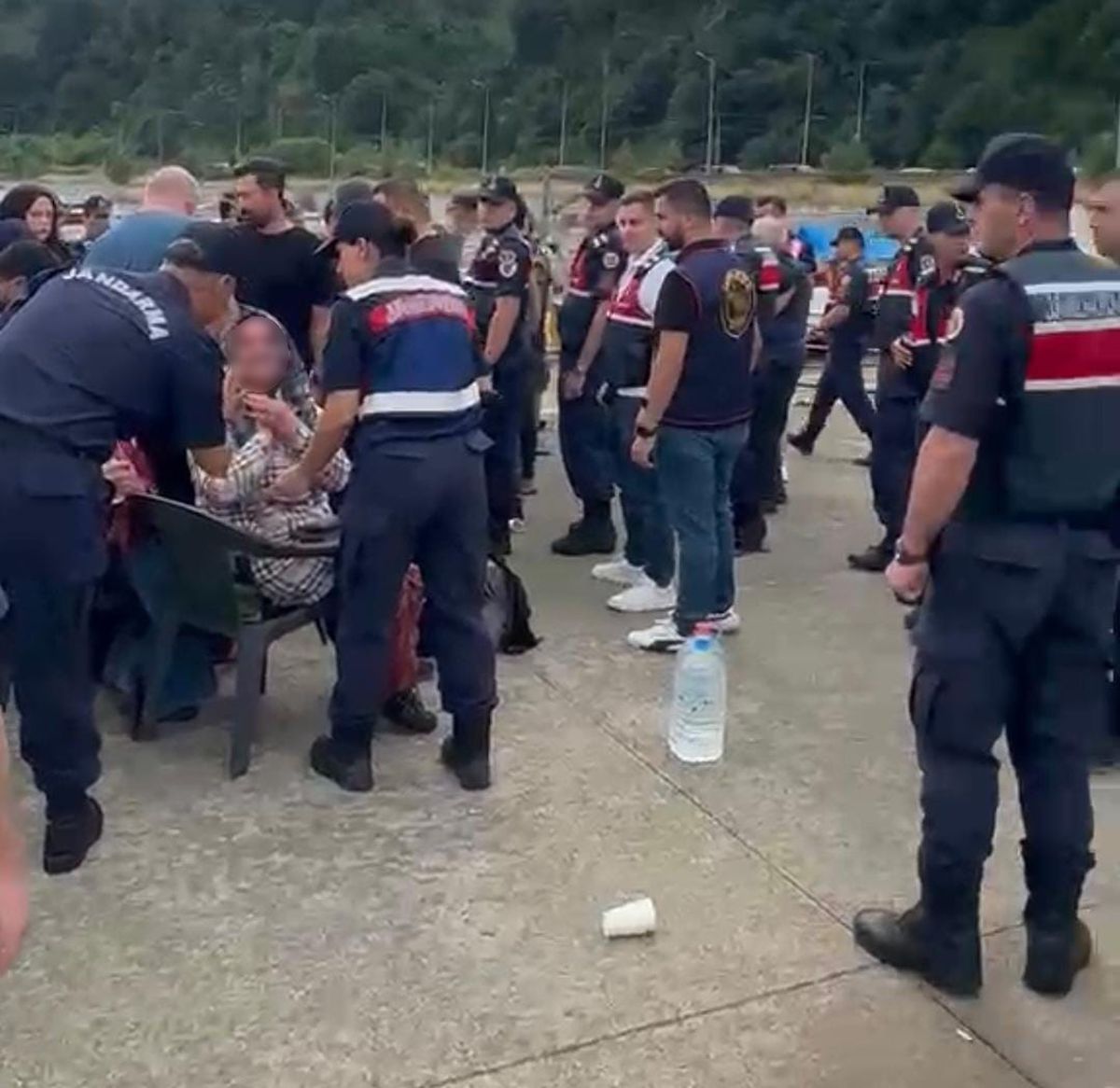 Balıkçı köyü kafes balıkçılığına karşı limanda eylem yaptı