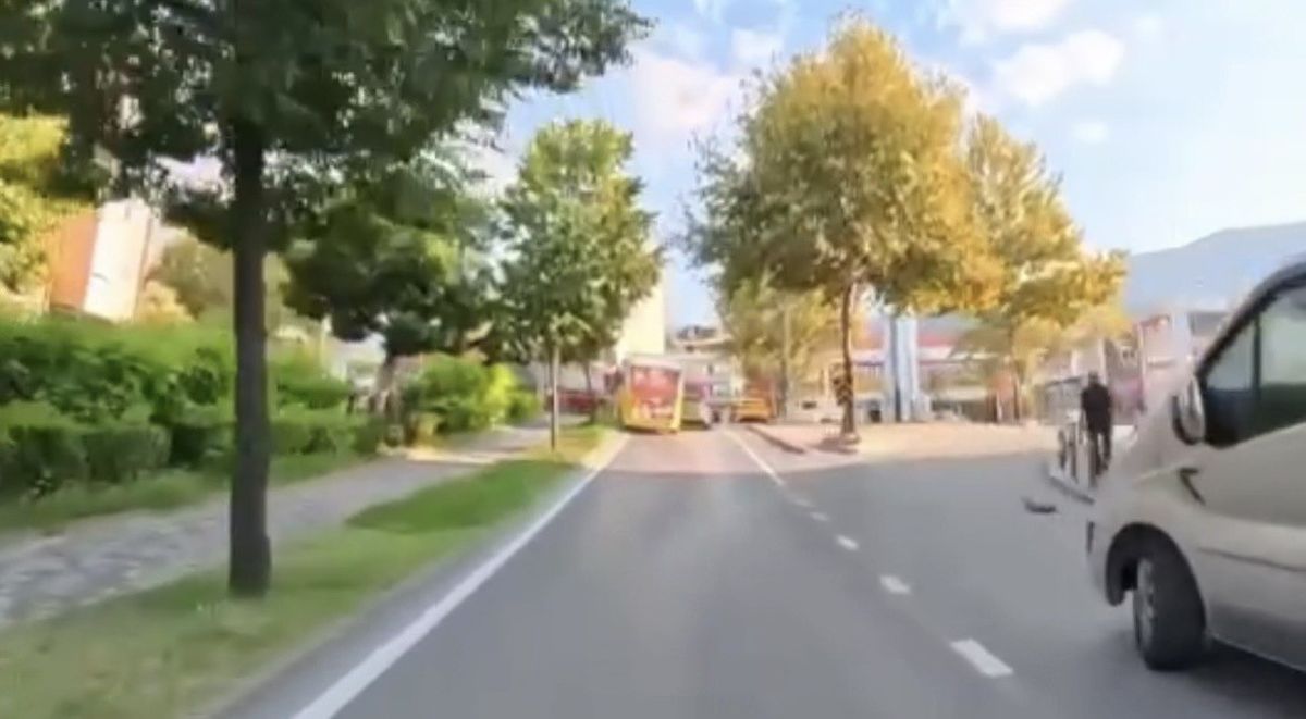 Bursa'da Halk Otobüsü Direğe Çarptı: Kaza Anı Kamerada