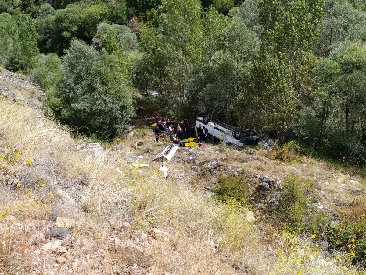 Suşehri'nde Minibüs Uçuruma Yuvarlandı
