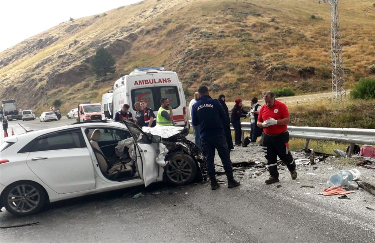 Sivas'ta Minibüs-Otomobil Çarpıştı: 11 Yaralı