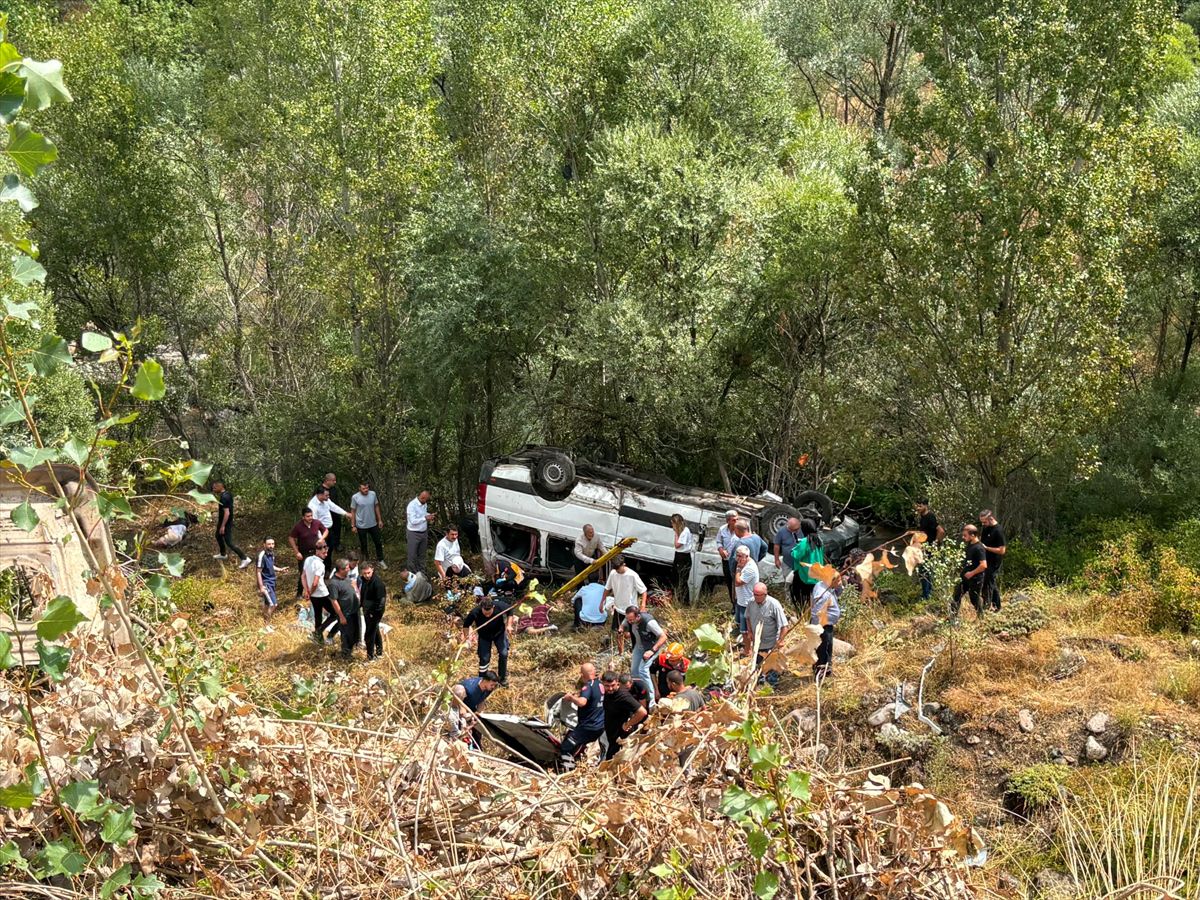 Sivas'ta Minibüs Şarampole Devrildi: 4 Ölü, 10 Yaralı