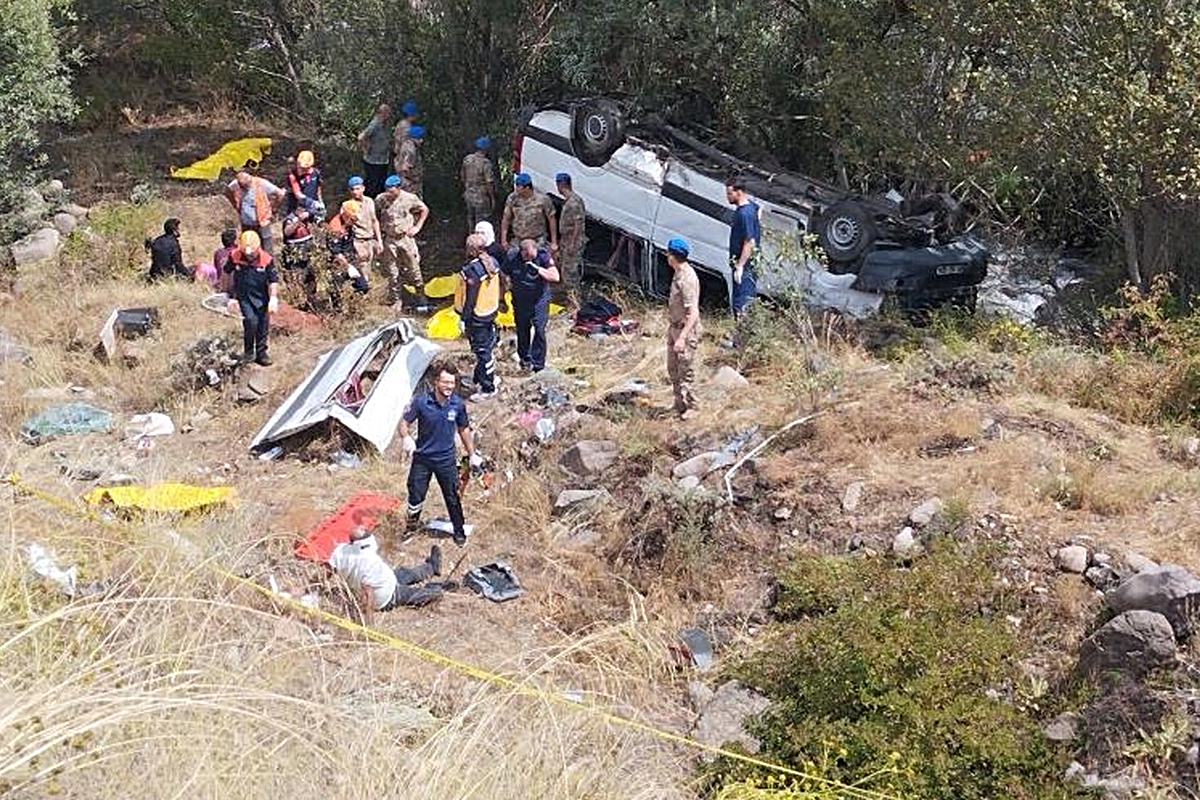 Sivas'ta yolcu minibüsü şarampole devrildi: 4 ölü, 10 yaralı