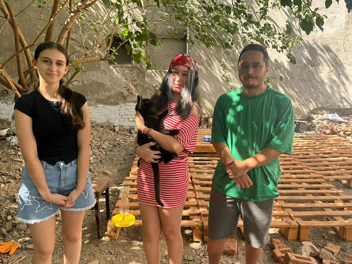 13 yaşındaki Bade, 3D yazıcıyla ürettiği mama kaplarıyla Kedi Mahallesi'ne destek oldu
