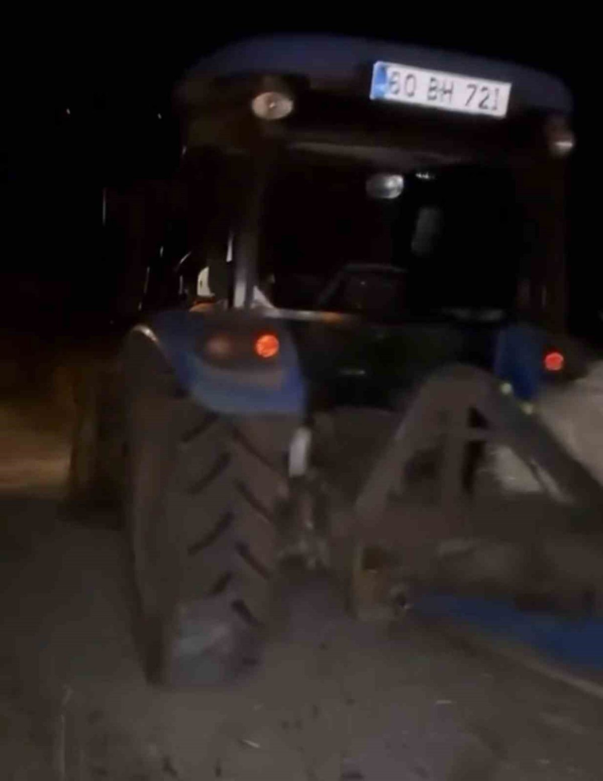 Tokat'ta traktöre çarpma kazası: Saman balyası koymaya çalışırken otomobil çarptı