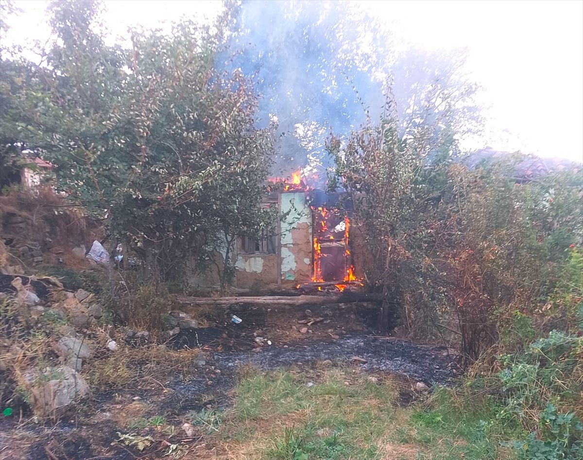 Taşova'da çıkan ev yangını söndürüldü