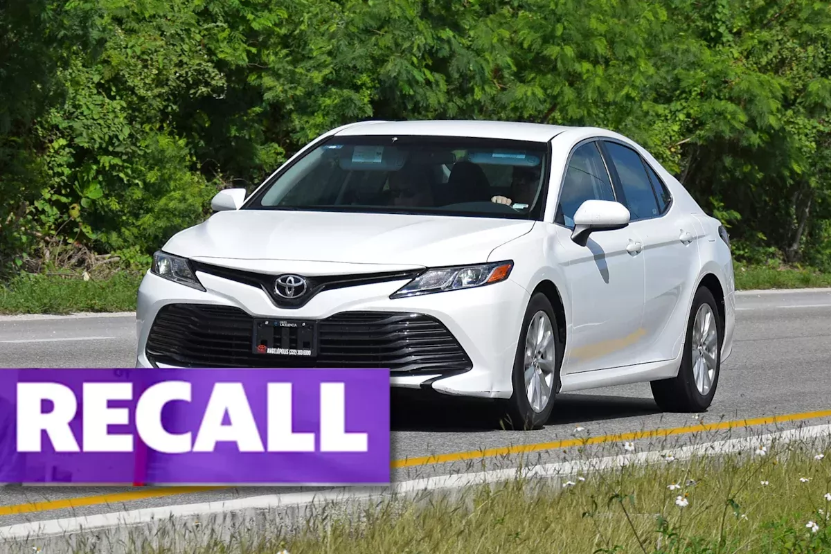 Toyota Camry'de Yazılım Hatası: 16 Bin Araç Geri Çağrıldı
