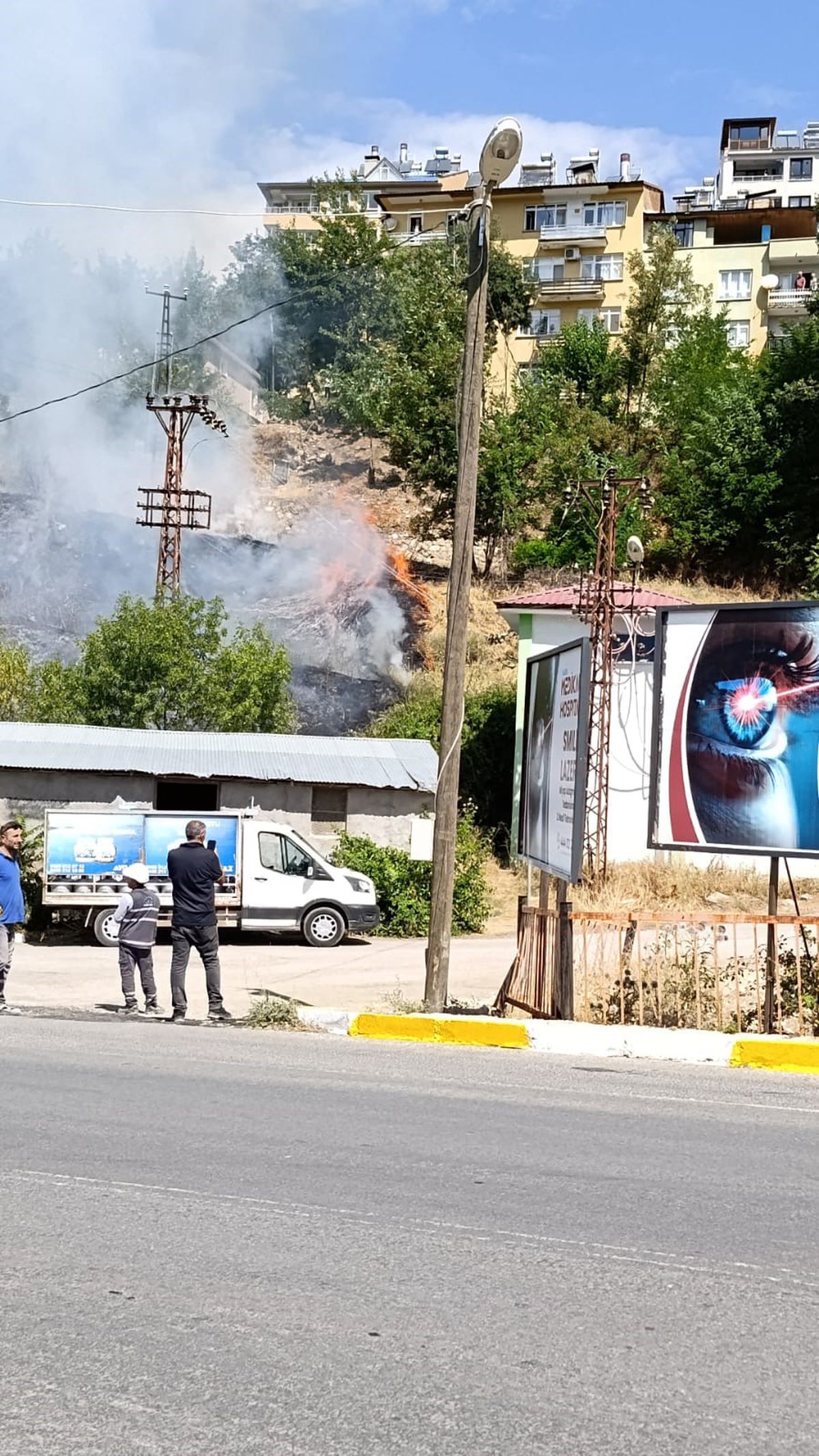 Tunceli'de otluk yangını evlere sıçramadan söndürüldü
