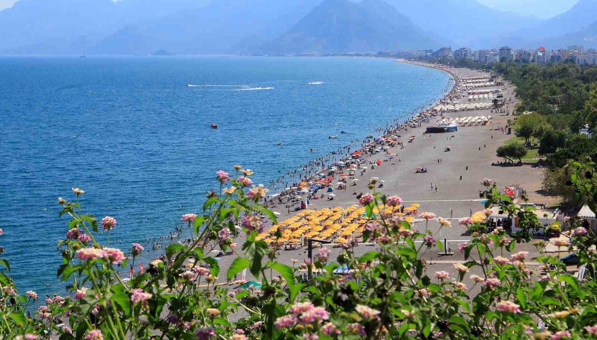 Antalya'da 1 Ağustos'ta 103 bin 200 yabancı ziyaretçiyle 2026 yılının günlük giriş rekoru kırıldı
