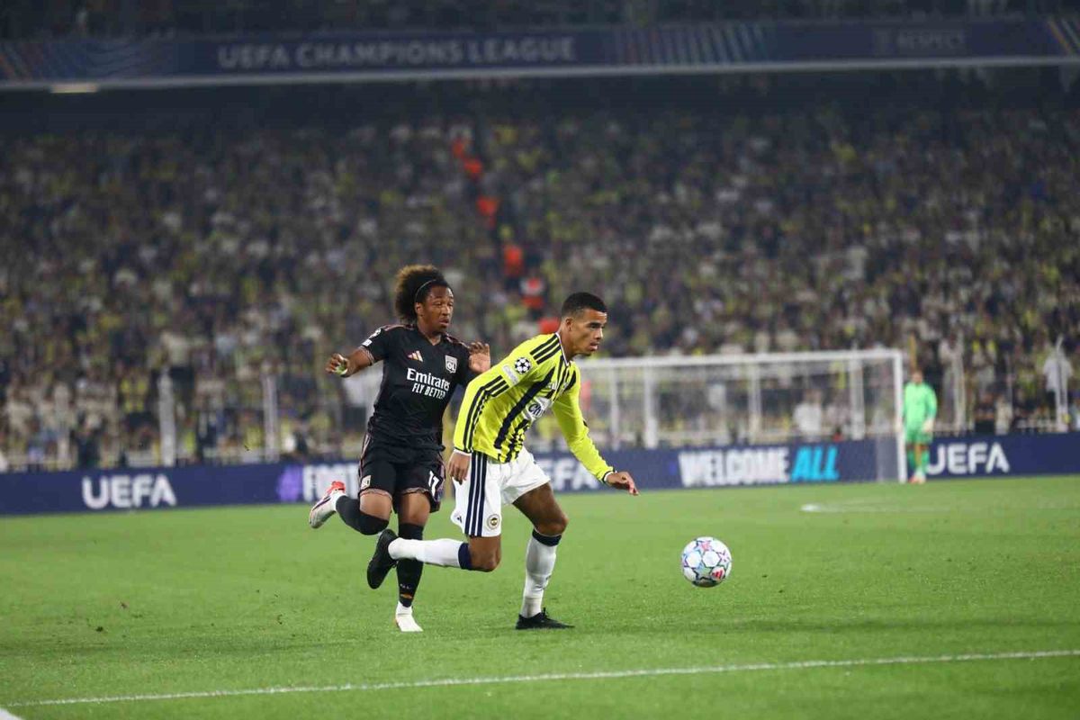 Fenerbahçe-Lyon: İlk yarı 1-0 Lyon