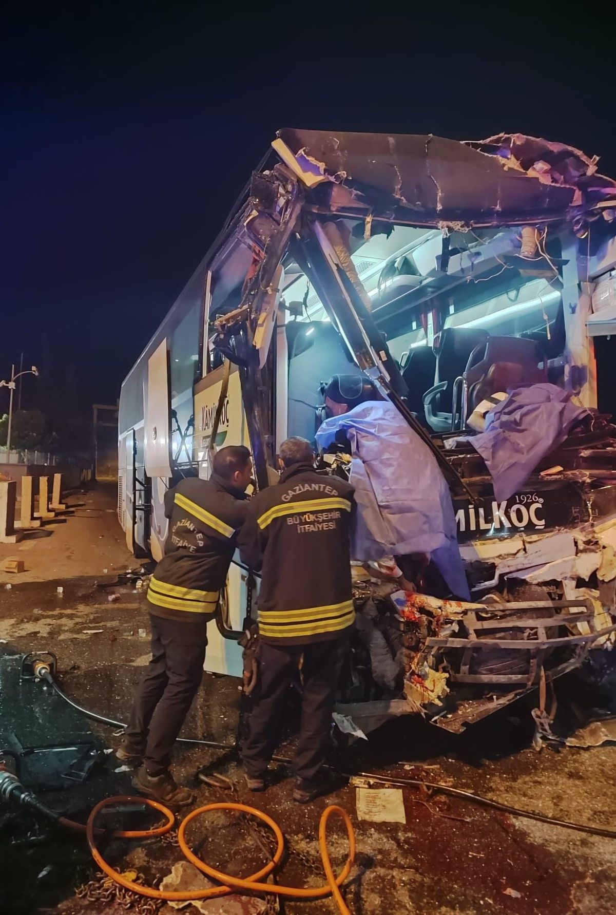 Gaziantep'te Otobüs TIR'a Çarptı: 2 Ölü, 17 Yaralı