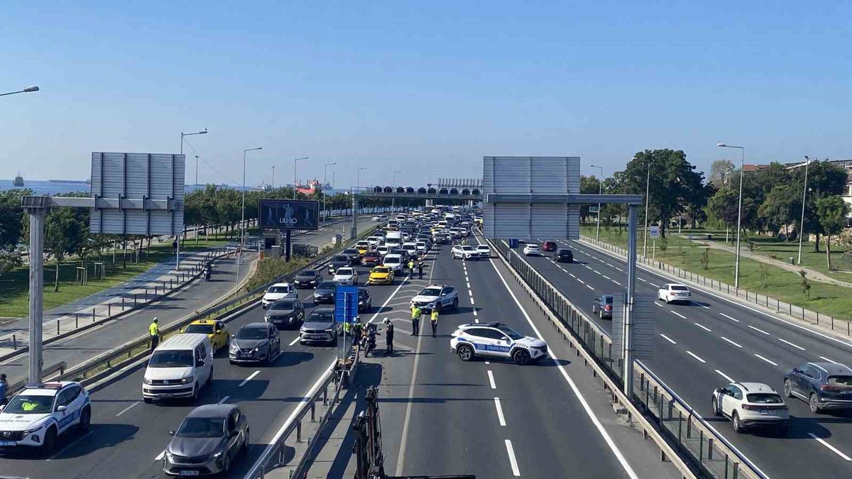 Zeytinburnu'nda panelvan yangını: Trafik 1,5 saat kapalı