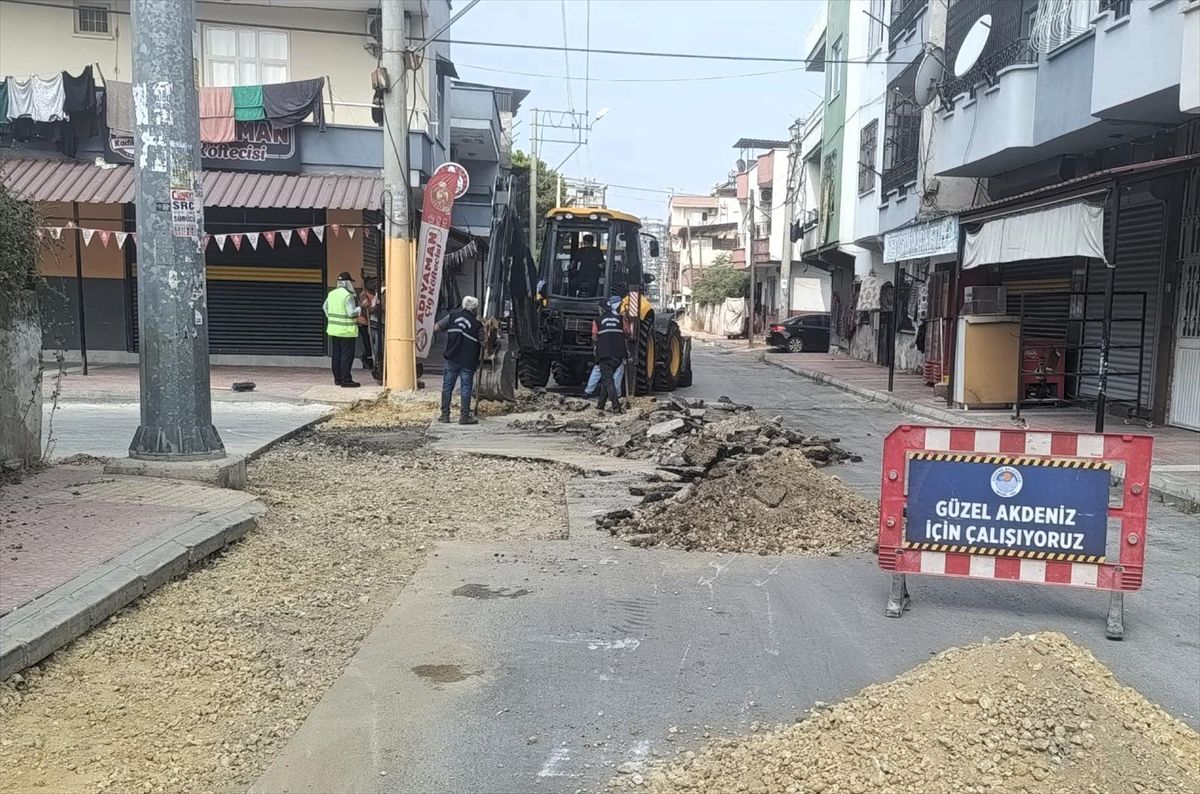 Akdeniz'de Yol Yenileme Çalışmaları Sürüyor