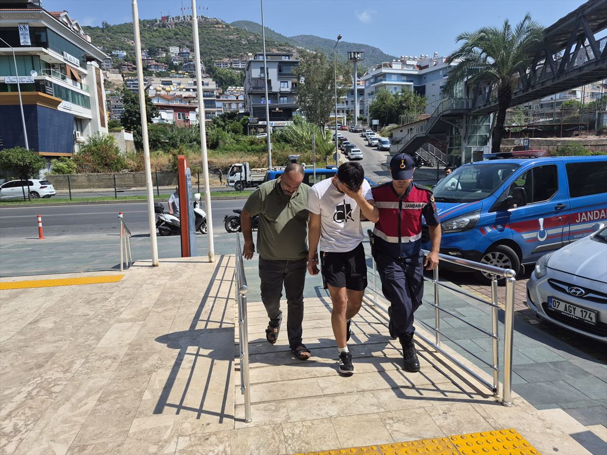 Alanya'da 700 gram esrarla yakalanan 2 şüpheli tutuklandı