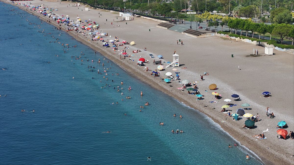 Antalya'da sıcak ve nem sahilleri doldurdu